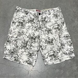 Y2K 2000s Grunge Style Skull Cargo Shorts Measured 34” Waist / 10” Inseam White